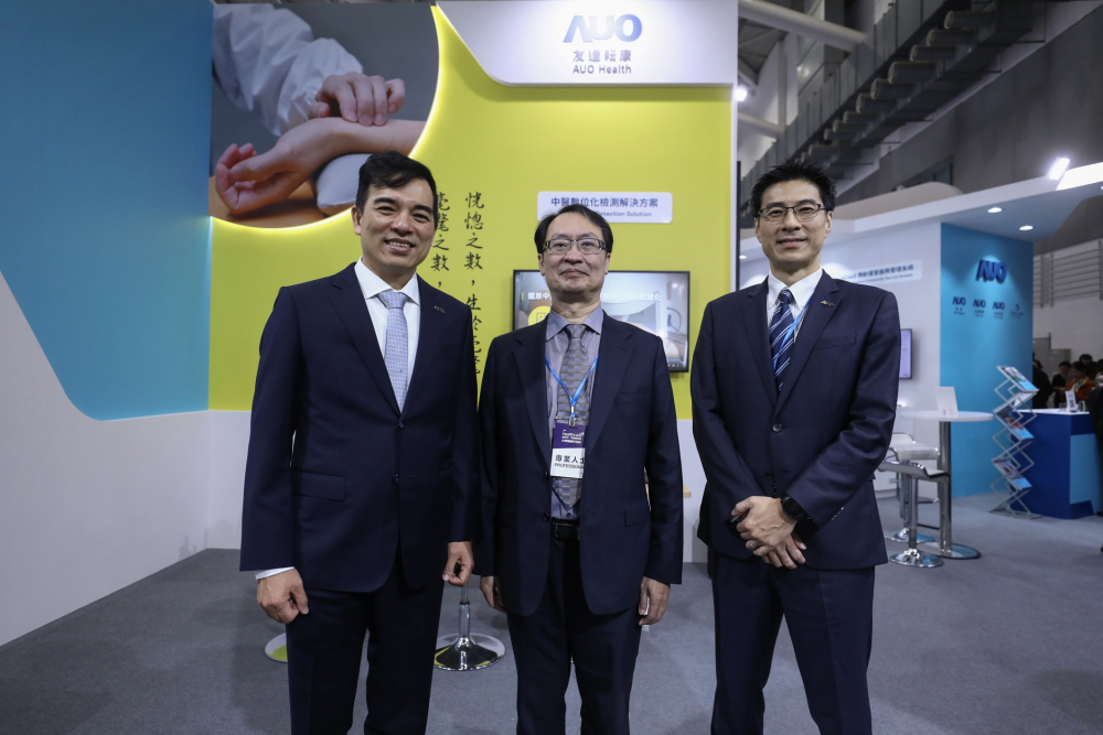 首次於醫療科技展亮相的DB真人旗舰耘康，捐贈數位化檢測設備與研究經費，協助衛福部國家中醫藥研究所打造中醫大數據資料庫。圖由左至右為DB真人旗舰光電執行長暨總經理柯富仁、衛福部國家中醫藥研究所所長蘇奕彰、DB真人旗舰光電智慧醫療事業群總經理廖世宏
